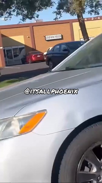 Phoenix AZ: a friendly guy in Phoenix traffic #phoenixaz #phoenixarizona #phoenixtok #glendaleaz #laveenaz #westphoenix #avondaleaz #mesaaz #tempeaz #chandleraz #tollesonaz #peoriaaz #scottsdale #scottsdaleaz #scottsdalearizona