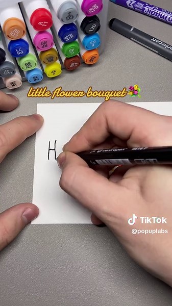 You should make this cute little flower bouquet pop up card for someone you thrully love 🥰 Easy tuturial on how to make a flowers card for every situation 💕 #diy #giftidea #papercraft #presents #popupcard