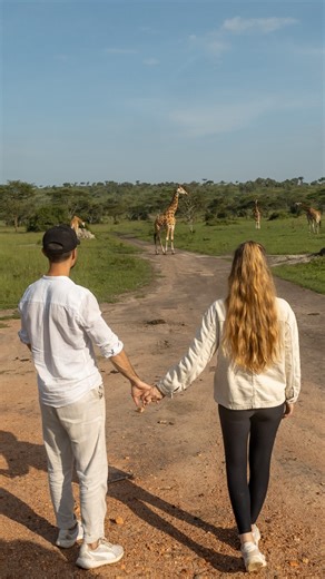 Mona & Alex | Worldtrip | Travel Content Creators | Diese zwei jungen Menschen haben sich vor 5 Jahren entschieden für 10 Jahre die Welt zu bereisen 🛫🌎 Der Content war am Anfang super... | Instagram