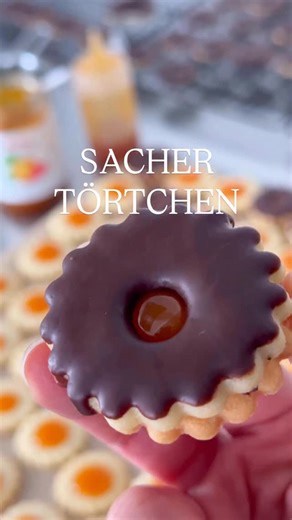 Nelly‘s Zuckerstücke | Foodblog | Cornelia Frischhut on Instagram: "Sacher Törtchen ✨ Rezept 👇🏻 Diese Plätzchen sind in Anlehnung an die klassische Sachertorte entstanden ✨ schmecken wirklich extrem lecker! vor allem, wenn sie bereits ein paar Tage in einer Keksdose durchgezogen sind ✨ 📍wer lieber einen dunklen Teig mag, kann einen Teil Mehl durch Kakao ersetzen Für den Teig braucht man: 500g Mehl 2 Eier 250g Zucker 250g Butter 1 Prise Tonkabohne -> alle Zutaten verkneten, Teig 1 Stunde im Kü