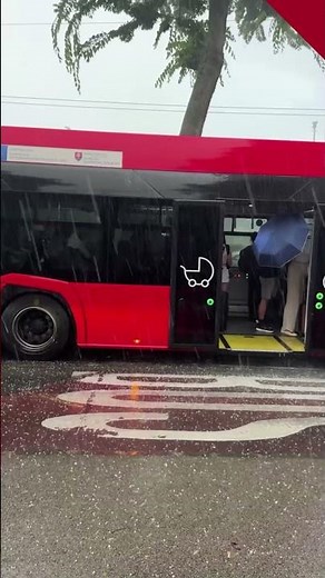 Pozrite si zábery, ako vyzerala nedeľňajšia búrka v Bratislave
