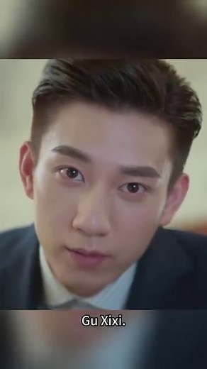 He pinned her down on the couch #cdrama #WangZiqi #WangYuwen | 小姐姐追剧 sister watch drama