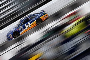 Ein mega-starker Brian Vickers als Ersatzmann für den immer noch verletzten Tony Stewart meldet sich mit einem Startplatz 3 beim STP und der drittschnellsten Zeit im finalen Training in Martinsville zurück. Joey Logano #22 darf sich über eine Pole freuen, er startet zusammen mit Kasey Kahne #5 aus der ersten Reihe ins STP 500. Ab 18:30 Uhr schalten wir an den Track, be there! | Motorvision TV