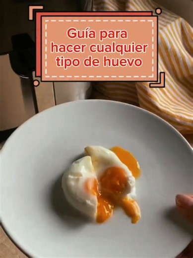 🥚🔥 3 FORMAS DE HACER HUEVOS EN AIRFRYER ¿Sabías que podés preparar huevos de distintas formas en tu freidora de aire? 🤯 ¡Mirá estas ideas! 🛒 Ingredientes 🥚 Huevos 🥛 Un chorrito de leche (para los revueltos) 💧 Agua (para el huevo poché) 🧂 Sal y condimentos a gusto (opcional) 👨‍🍳 1. 🥚 Huevo cocidos Colocarlos a 200° durante 8 minutos. 🍳 2. Huevo poché Colocá un vasito con agua en el centro y cociná a 200 °C durante 7 minutos. 🥛 3. Huevos revueltos cremosos Batí los huevos con un chorr