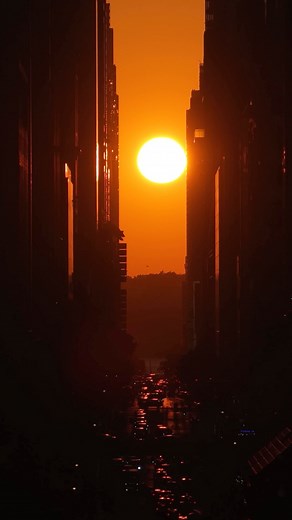 Dla tego zjawiska warto zaplanować podróż do Nowego Jorku 🌇 Manhattanhenge to zjawisko astronomiczne występujące tylko dwa razy w roku. Zachód Słońca następuje idealnie równo z siatką ulic Manhattanu, tworząc jedyny w swoim rodzaju widok. Najlepsze punkty obserwacyjne to ulice biegnące na linii wschód-zachód: 14th Street, 23rd Street, 34th Street, 42nd Street i 57th Street. Im dalej na wschód, tym bardziej spektakularny efekt – promienie słońca pięknie odbijają się od fasad budynków. | National