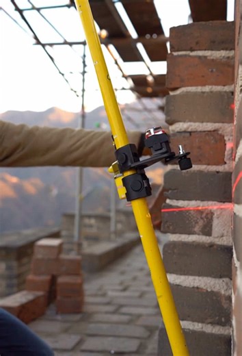 Levelling pros, this pole is a must-have 📏 2.8M telescoping, adjustable, fits laser levels perfectly. Reach high spots easily, no more wobbly setups. DIY/construction just got simpler! #ToolTok #DIYProjects