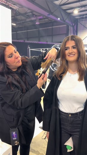 Quand @L.Authentique 🤍 te donne un tips coupe avec les ciseaux diamand de @Raphaël Perrier On écoute. On valide. On va appliquer la technique directe avec mes apprentis. Et moi qui ne suis PAS fan du ciseau sculpteur... Celui-ci ? Une merveille. Il va être commandé direct. #ohsanchez #lauthentiquehairshow #coiffure #raphaelperrier #loreal