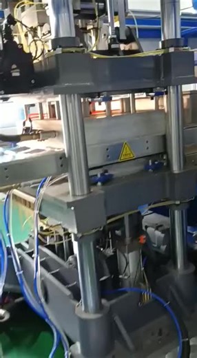 China Factory Four Station Forming Punching Cutting Stacking Plastic Thermoforming Machine