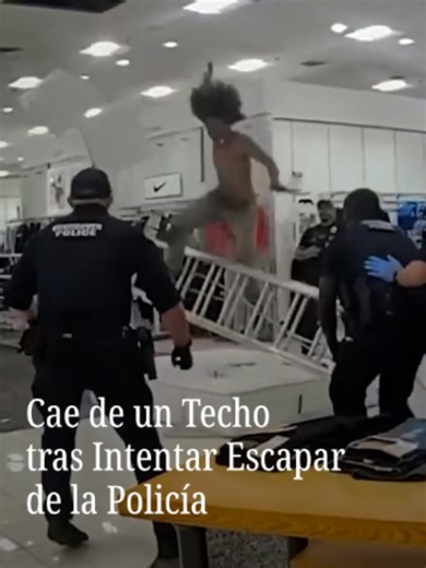 Agentes del Departamento de Policía de Vancouver acudieron al centro comercial Vancouver Mall, en Washington, tras recibir reportes de un hombre que se encontraba en el espacio sobre el plafón de una tienda departamental, rompiendo las placas del techo. #viralnmás #accidente #policia