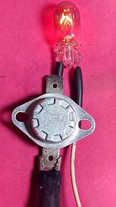 The working principle of bimetal uses the concept of expansion so that bimetal is sensitive to changes in temperature. #exprimentshorts #bimetal #thermostat #thermostatic #electronics #reels #fyp #componenteseletronicos | Bang Cand