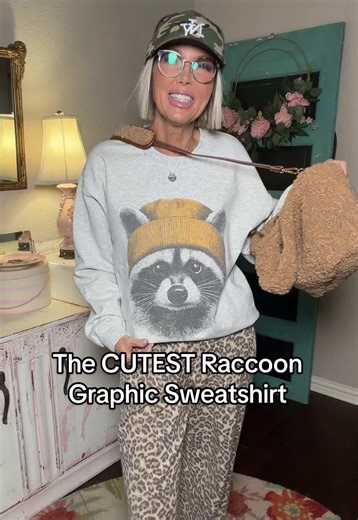 The CUTEST Raccoon Graphic Sweatshirt #sweatshirt #graphicsweatshirt #raccoon @Mallard Fit