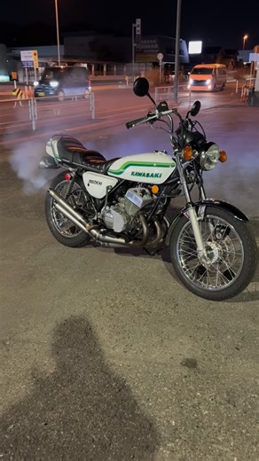 Yukinobu Suzuki on Instagram: "kh400復活！ @bells.garage #kh400#kh250#350ss#500ss#750ss #400ss#250ss #s3#s1#s2#h1^_^#h2#マッハ#Mach#motorcycle#Kawasaki#SUZUKI#YAMAHA#HONDA#バイク#バイク好きな人と繋がりたい#旧車#vintage#gt380 #rz250#2スト#z1#z400fx#Mach3 #TRIPLE PARADISE"