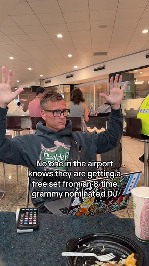 Surprise sets at the airport?? Might’ve been a little too early for this “crowd” 😅😂