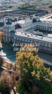 🏰 Palacio Real de Aranjuez: sobriedad exterior y riqueza interior, rodeada de jardines. Este Real Sitio fue la residencia de campo por excelencia de los reyes, desde que Felipe II eligió el enclave para erigir una gran villa inspirada en el clasicismo italiano. ¿Sabías que en su interior alberga auténticas joyas de las artes decorativas? Te invitamos al Gabinete Árabe o al de Porcelana, donde podrás descubrir figuras orientales, frutos exóticos y.... 🐉 ¡dragones! 🌳 Y después, tomate un tiempo