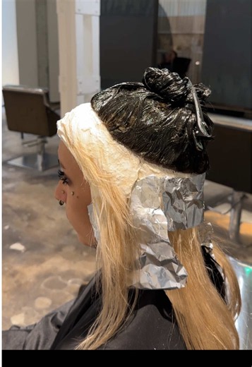 Cómo aclarar el pelo con agua fría: técnica de underlights y decoloración