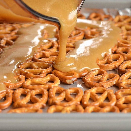 CHOCOLATE CARAMEL PRETZEL BARS Grab the recipe >> https://onelittleproject.com/chocolate-caramel-pretzel-bars/ | One Little Project