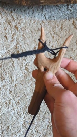 Un bout de frêne pour faire une lucette #diy #woodcarving #lucette #woodcraft