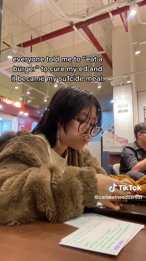 I remember taking this video a few weeks ago when I was in a really dark place. I just ordered fast food all alone in this restaurant because I don’t wanna go home, I feel like everything was falling apart and obviously I felt like I wasn’t making any progress recovery or looking good at all. I feel like I was feeling and faking my own mental illnesses and struggles. That point I decided to order a burger. I haven’t eaten a burger for three years ever since I developed a bad relationship with fo