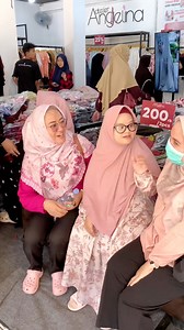 Dulu ...Masih Ingat Betul Saat Mamahnya Neng Atu Bilang ,Kalau Ngaji Di Mesjid Semua Anak2 Kalau Neng Atu Datang Itu Pada Bubar Karena Dulu Neng Atu Itu Galaaak Banget Dulu Juga Masih Ingat Betul Saat Neng Atu Di Sarankan Untuk Sekolah Di SLB Oleh Guru SD Tempat Sekolah Neng Atu Sebelumnya Mamahnya Meng Atu Nangis Gak Mau Masukin Neng Atu Ke Sekolah SLB Tapi Sekarang Mamahnya Neng Atu Bisa Berjalan Dengan Tegak Karena Di Sekolah SLB Lah Neng Atu Menemukan Jati Dirinya Mengolah Kemampuan Yang Ada