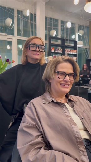 Haare spielen eine wichtige Rolle in der Identität und im Selbstbewusstsein von Frauen und...