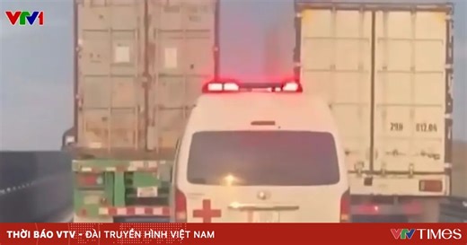 Xe container và xe tải dàn hàng, cản đường xe cứu thương