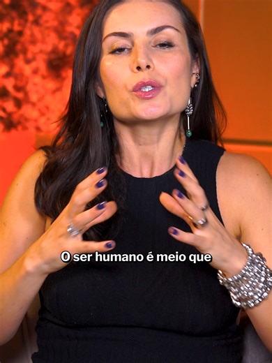 O-LÁ! Deixa eu te fazer uma pergunta que vai doer: por que você cumpre prazo do trabalho, entrega relatório, acorda cedo pro chefe… mas não faz NADA pela sua própria vida financeira? 😏 Meu sovaco chega a suar com essa verdade. Você é a funcionária mais dedicada da empresa dos outros e a pior CEO da sua própria vida. Bora mudar isso? Vem pro Me Poupe , o link ta na bio!