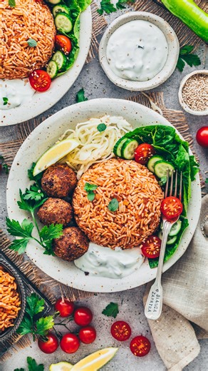Bianca Zapatka on Instagram: "Tomatenreis wie beim Griechen - nur selbstgemacht & gesünder 🍅 Reich an Vitaminen, voller Geschmack und perfekt als Beilage zu Bohnen-Bällchen, Krautsalat & Tzatziki 😋 👉🏻 Das Rezept findest du auf meinem Blog - Link in der Bio 👉🏻 Speichern & unbedingt ausprobieren 😍 Und jetzt sag: Was ist deine Lieblingsbeilage beim Griechen? 🇬🇷👇🏻 ⸻ #tomatenreis #griechischessen #gesunderezepte #reis #schnellerezepte"
