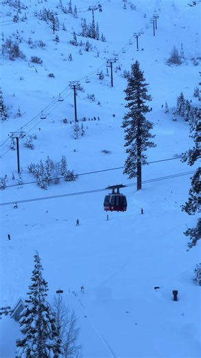 Palisades, Lake Tahoe ❄️🏂🎄 First big snow of the season, a Christmas miracle. . It was a beautiful day on the mountain. From all day snowboarding and to night time tubing, and had a great time. . #palisadestahoeolympicvalley #snowboarding #tubing #laketahoecalifornia @Palisades Tahoe
