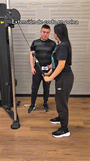 Así se hace tríceps en polea, extensión de codo ✅ Guárdalo para cuando entrenes tríceps. Parce, la extensión de codo en polea es de los principales ejercicios para trabajar el tríceps. Primero acomoda la pole, hazlo lo más que se pueda o de tal manera que puedas hacer todo el rango de movimiento. Acomoda tu cuerpo, pies con buena base de sustentación e inclinaré hacia adelante. El movimiento es hacia abajo, pega tus codos a tus costillas, y cuando subas evita subir el hombro, el codo es lo único