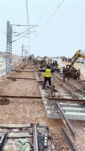China's Next -Level Railway Tech: The Machine That Replaces an Entire Track in One Day!