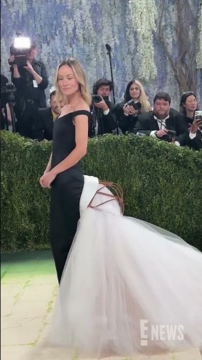 Olivia Wilde looks darling on the #MetGala steps. 😍