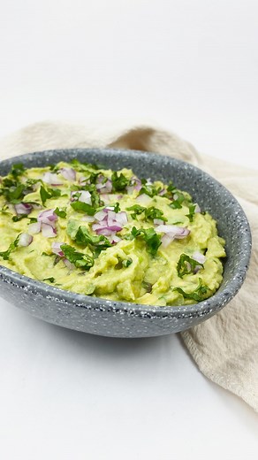 𝗗𝗮𝗻𝗶 𝗠𝗮𝗿𝘁𝗶𝗻 on Instagram: "¡¡La receta más fácil y loca que puedes probar!! GUACAMOLE CON YOGURT GRIEGO Y JALAPEÑOS!! 🤪 Dale like si te gusta, guarda y comparte para poder seguir con recetas como esta!! 😊 INGREDIENTES: 4👨‍🍳 🔷 2 aguacates @sigfrido_fruit 🔷 1 cda de yogurt griego 🔷 1 lima 🔷 1/2 cebolla morada 🔷 1/2 tomate rama 🔷 Cilantro al gusto 🔷 1 cdta de jalapeños picados 🔷 Sal 1️⃣ Cortamos los aguacates a la mitad, quitamos el hueso y sacamos la pulpa. 2️⃣ Con ayuda de u