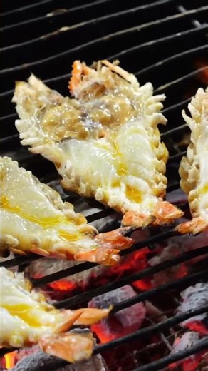 Street food | Grilled king prawns - a Thai street food!