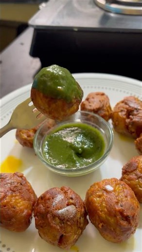 Potato pakoda #pakoda #potatopakoda #youtubeshorts #recipe #shortsfeed #shorts #shulekha30