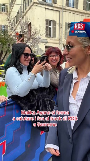Malika Ayane incontra i fan al truck di RDS a Sanremo