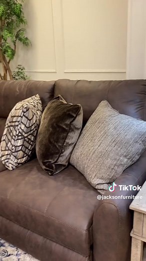 We found your new living room centerpiece 🙌 Our 🆕 Royster sectional makes it easy for you to create a comfortable and stylish living space. Check it out at a Catnapper retailer near you! #catnapper #jacksonfurniture #brownsectional #livingroomdecor #livingroomdesign #sectionalsofa