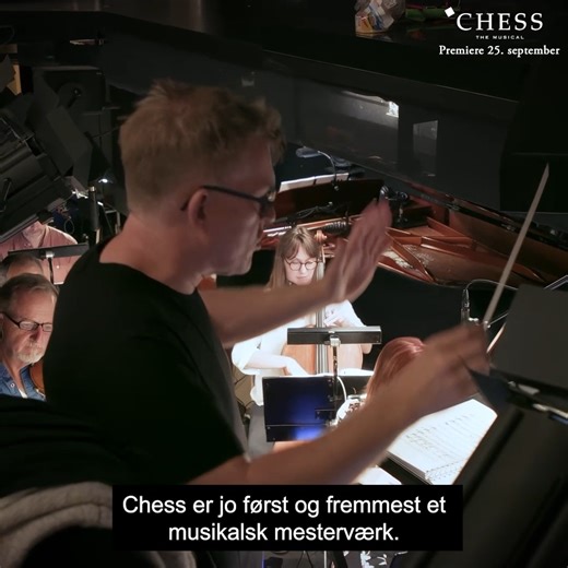 CHESS – Et musikalsk mesterværk♟️ Kapelmester Mikkel Rønnow kalder Chess "noget nær det perfekte partitur til en musical". Han fremhæver, at Benny Andersson og Björn Ulvaeus ikke bare har skrevet de mest fantastiske ballader til Chess – men også noget af det bedste rytmiske musicalteater-musik overhovedet. På Det Ny Teater spilles musikken af 17 musikere i orkestergraven. Alt spilles live – fra blæsere og strygere til slagtøj. Kom med til første orkesterprøve her. CHESS THE MUSICAL – premiere 25