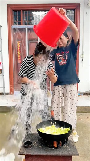 Una palabra de enfado y me echó el agua encima de verdad.