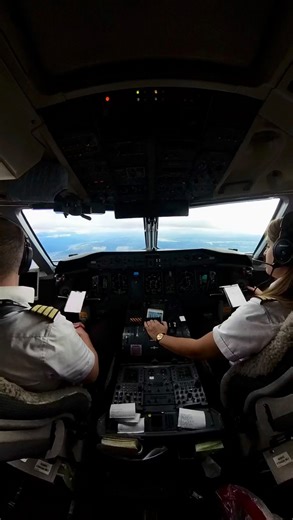 Laurence Aviation | Travel | Life on Instagram: "Commandant ou copilote… qui fait quoi à bord? 👀✈️ Les rôles sont différents, mais l’objectif est le même : un vol sécuritaire et bien coordonné. Le commandant a l’autorité finale et la responsabilité globale du vol. Le copilote, lui, partage la charge de travail, pilote l’avion, surveille, anticipe et remet tout en question quand il le faut. En réalité, ce n’est jamais une question de hiérarchie, mais de travail d’équipe. C’est cette collaboratio
