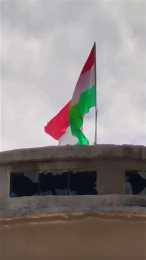 يرفرف علم #كُردستان فوق خزان المياه في حيّ #الصالحيّة بمدينة #الحسكة،#kurdistan #rojava
