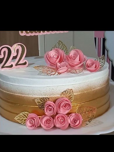 Bolo Branco Com Dourado - Decoração simples - Espatulado -Chantilly- Karine Cakes