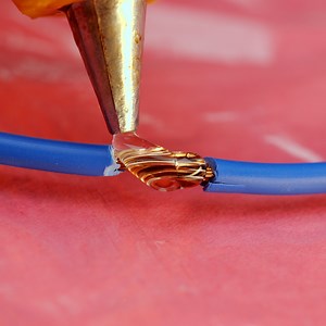 85K views · 31 reactions | 11 ASTUCES ET CRÉATIONS UTILES AVEC UN PISTOLET À COLLE QUE TU PEUX RÉALISER À LA MAISON: | Brico Monsieur | Facebook