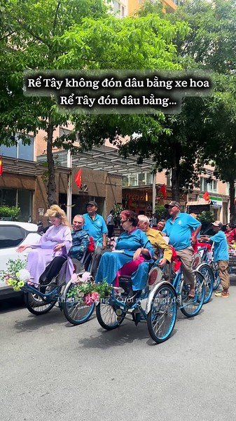 Cách rể Tây của tôi đón dâu trong lễ ăn hỏi kiểu: bridal procession in Vietnam’s engagement ceremony by cyclo #thankshoangcuoisongngude #mcsongngu #leanhoi #aodai #ruocdau