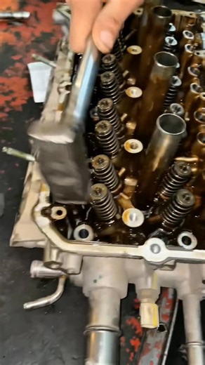 Checking spring valve #mechanic #mechaniclife #overhoul #engine # #reels | Dunia otomotif