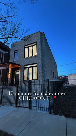 💬 Comment “LUX” for MORE INFO & to review your options 🏡 Modern Move-In Ready Home in Chicago ✨ Sleek finishes & open-concept design 🌞 Oversized windows with natural light 🍽️ Chef’s kitchen: waterfall island, stainless steel appliances, butler’s pantry 🛌 Primary suite: spa-inspired bath, walk-in closet, private balcony 🎬 Flexible lower level: media room, gym, guest suite, or office 🌿 Private rear deck & porch 🪵 Wide-plank hardwood floors 🚗 Easy access to I-290 & CTA Blue Line 💰 Financi
