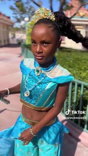 Princess Jasmine 💙 #Disneyland #DisneylandResort #Disney #Jasmine #Aladdin #Genie #PrincessJasmine