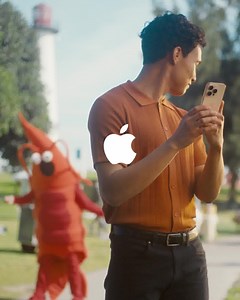 Easily remove distractions with a tap using Clean Up. Apple Intelligence now on iPhone 16. | Apple