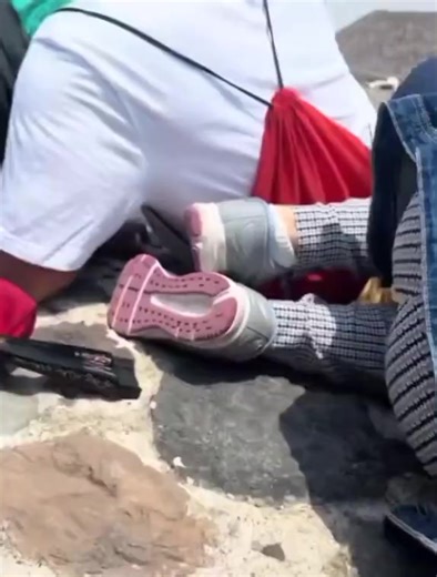 Así el momento cuando turistas fueron tomados como rehenes en Teotihuacán. #teotihuacan #tendencias #turistas #internacional #mexico Toda la información en el link: https://panoramaenbreve.com/teotihuacan-ataque-tirador-planeado/ https://www.facebook.com/share/1G1MQTT8er/