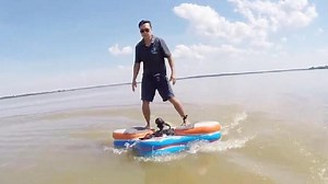 老外用科技实现水上漂，踏浪像走路一样简单，速度感人