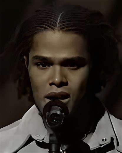 #SoulLovers … @maxwell DEFINITELY sings this song like it was written for him 🔥🔥🔥🤩🤩 … and he’s PAST due for his flowers wouldn’t you agree??! 🤩💐#ThisWomansWork - #Maxwell (2002)Songwriter: Kate BushProducer: MUSZE (Maxwell) and Hod David #music #soulmusic #livemusic #livesinger #neosoul #liveperformance #rnbsinger #soulsinger #00s #00smusic #00srnb #BET #falsetto #headvoice #katebush #whitneyhouston #columbia #columbiarecords | R&B Soul Music Lovers